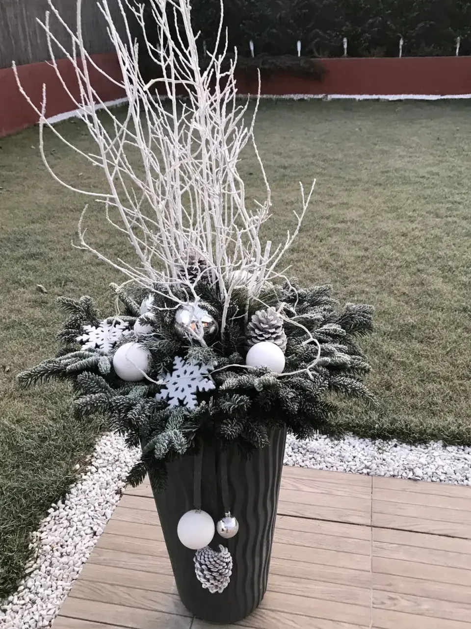 Jak odekorovat zahradu před Vánocemi?