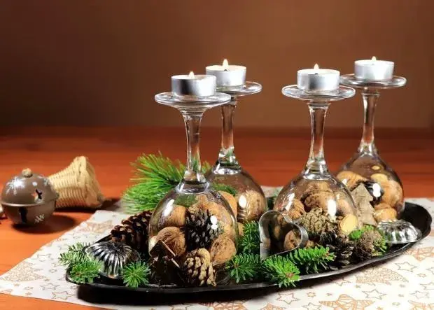 Aranžmá vánočních stolů s dekoracemi z přírodních materiálů