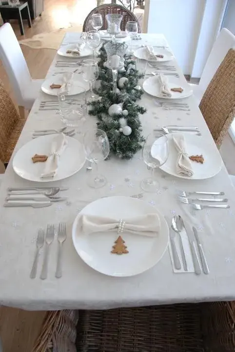 Aranžmá vánočních stolů s dekoracemi z přírodních materiálů