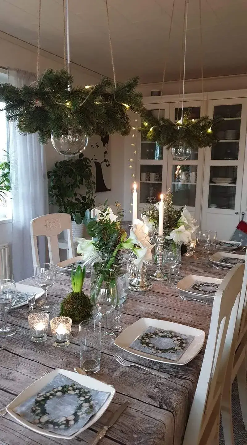 Aranžmá vánočních stolů s dekoracemi z přírodních materiálů