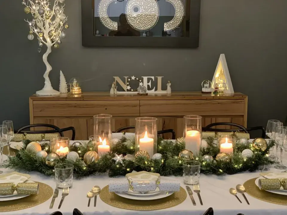 Aranžmá vánočních stolů s dekoracemi z přírodních materiálů