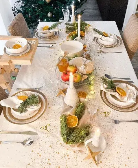 Aranžmá vánočních stolů s dekoracemi z přírodních materiálů
