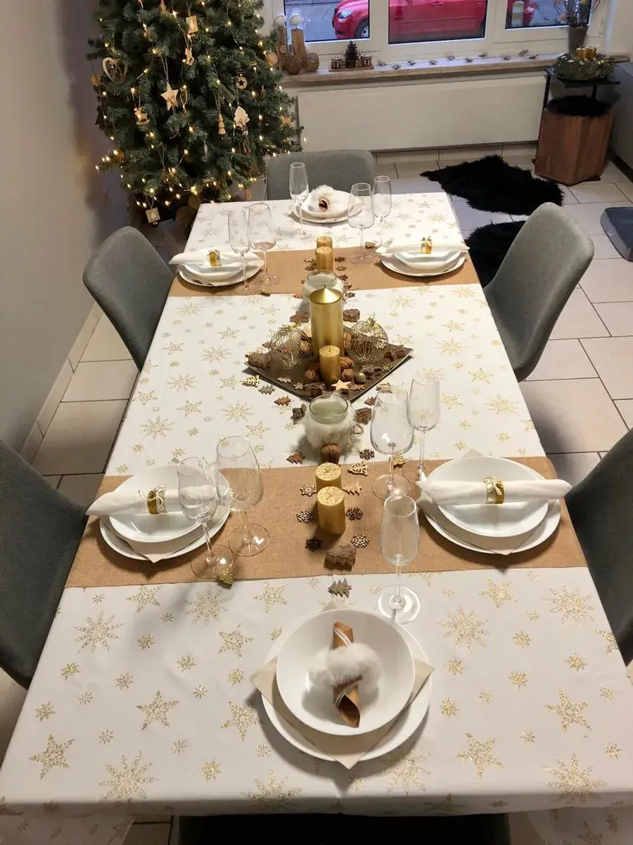 Aranžmá vánočních stolů s dekoracemi z přírodních materiálů