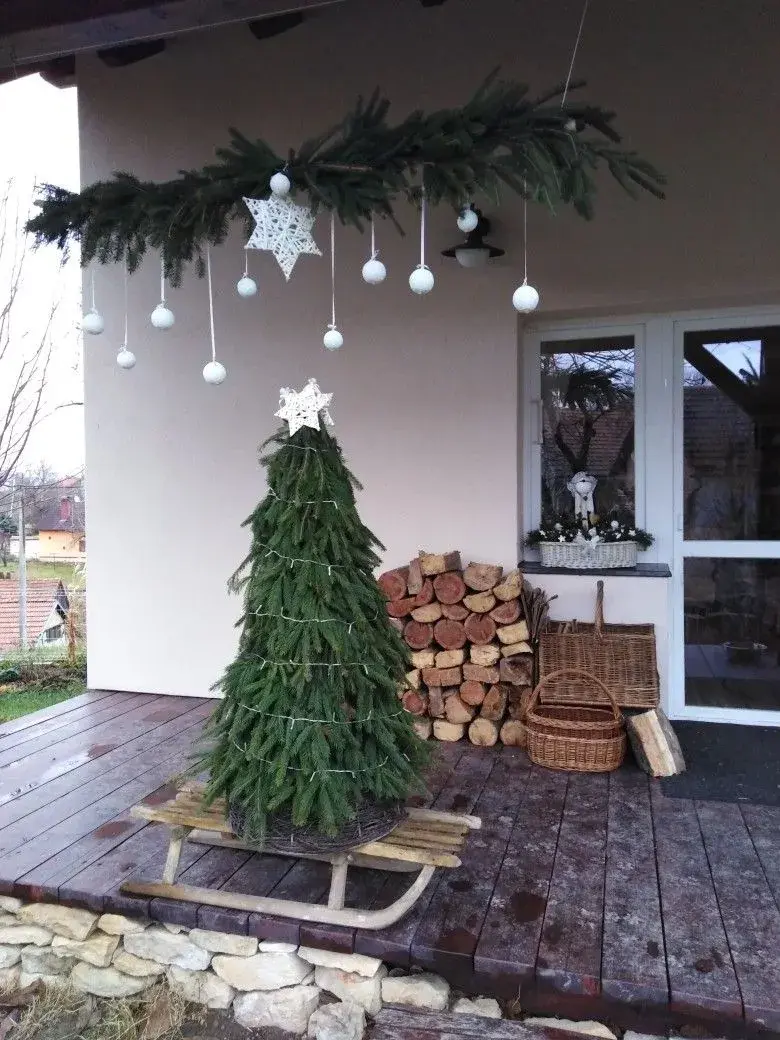 Jak odekorovat zahradu před Vánocemi?