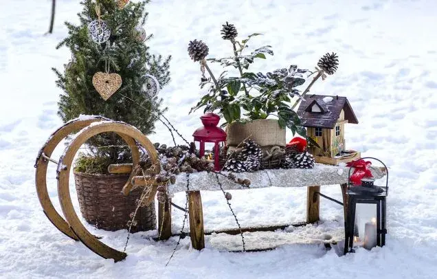 Jak odekorovat zahradu před Vánocemi?