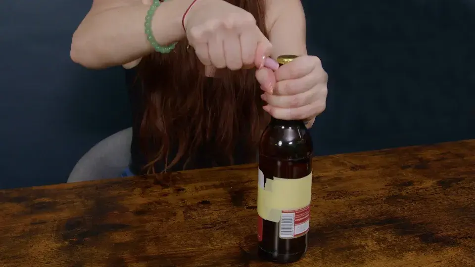 Jak otevřít pivo bez otvíráku?