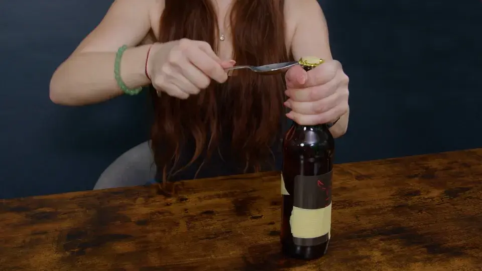 Jak otevřít pivo bez otvíráku?