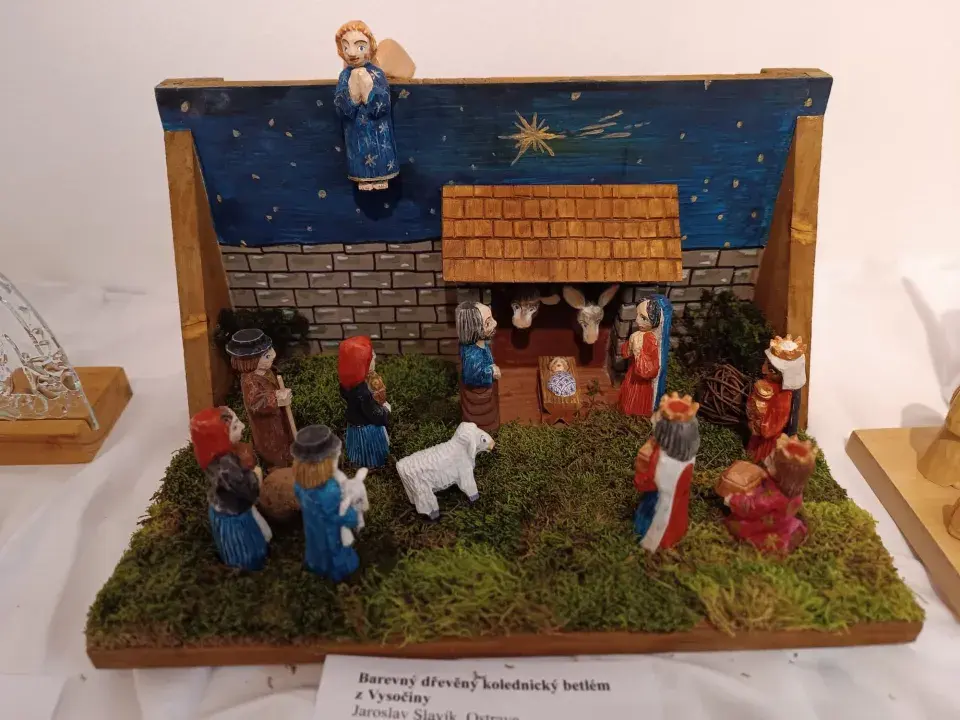 Barevný dřevěný kolednický betlém