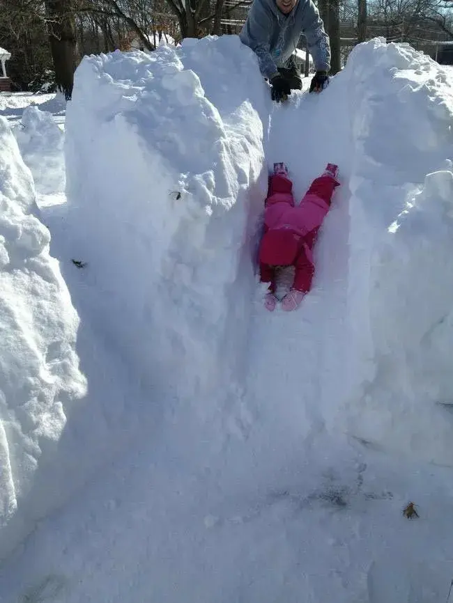 Jak udělat zimní sportoviště na zahradě a zabavit děti?