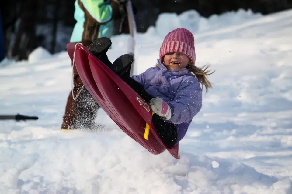 Jak udělat zimní sportoviště na zahradě a zabavit děti?