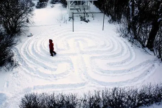 Jak udělat zimní sportoviště na zahradě a zabavit děti?