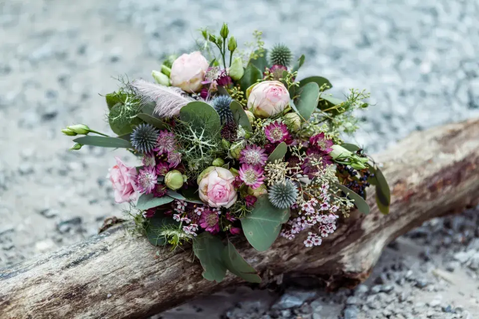 Máte před svatbou? Zimní svatební kytice z vaší zahrady je moderní způsob, jak být in