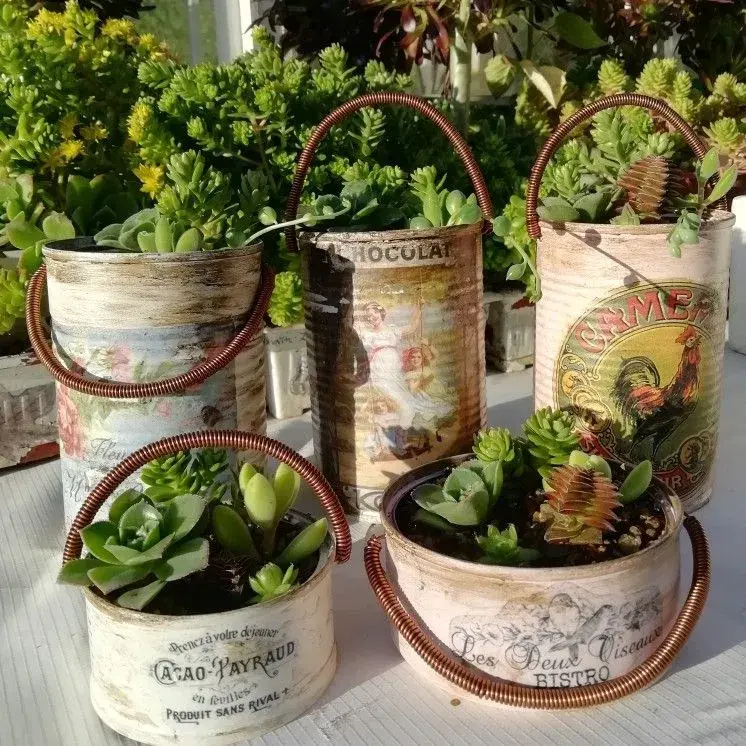 Květináče z plechovek