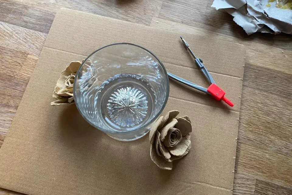 Svícen z krabičky od vajec