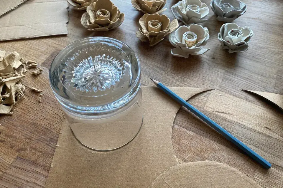 Svícen z krabičky od vajec