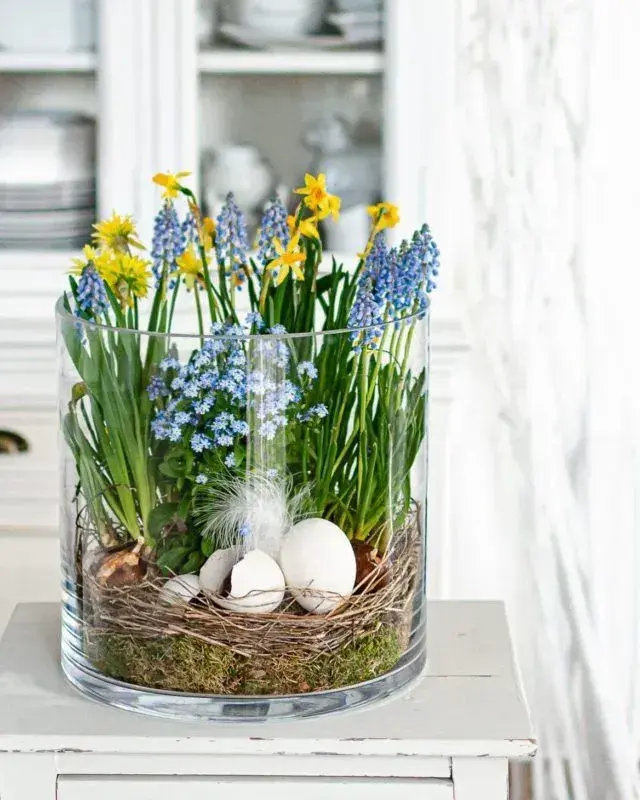 Jarní květinové dekorace do sklenice