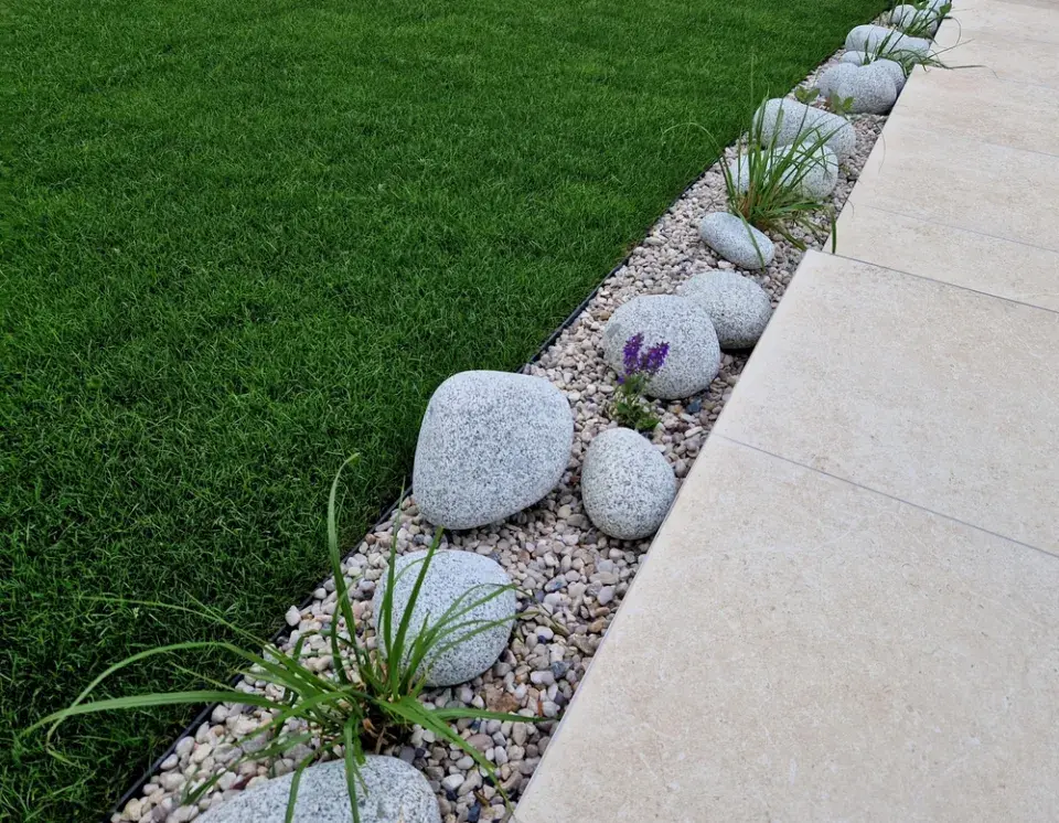 Osázený pás u terasy