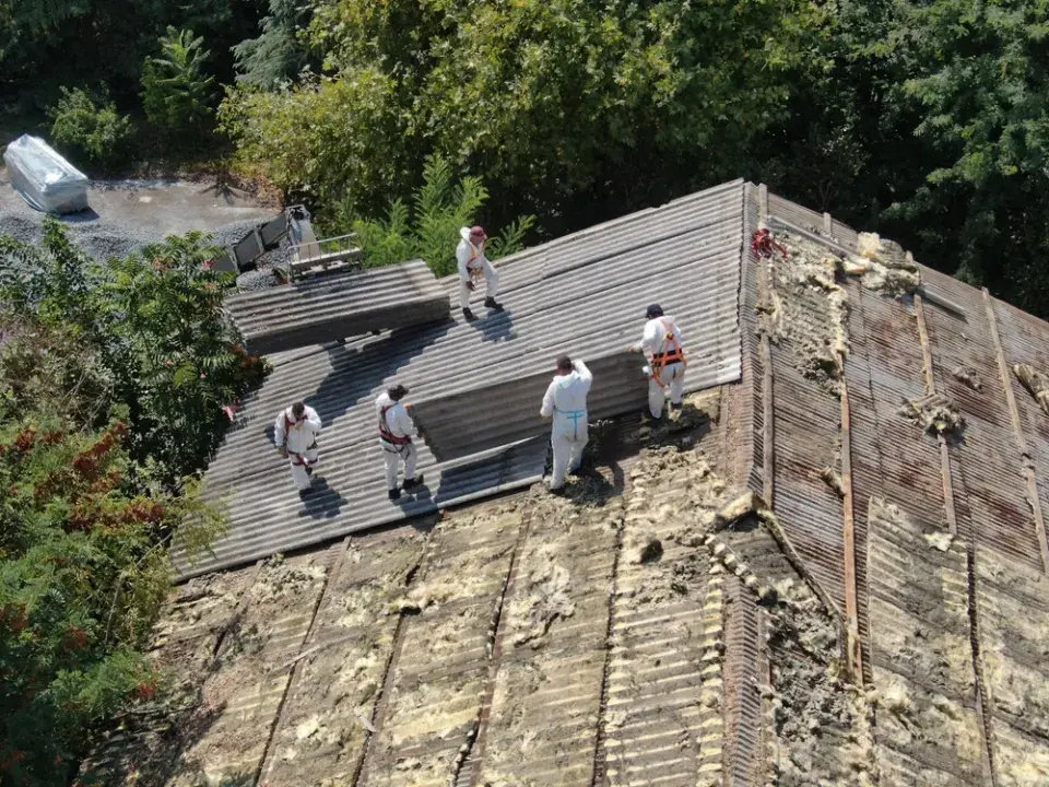 Eternitová střecha na staré kůlně může představovat velké zdravotní riziko