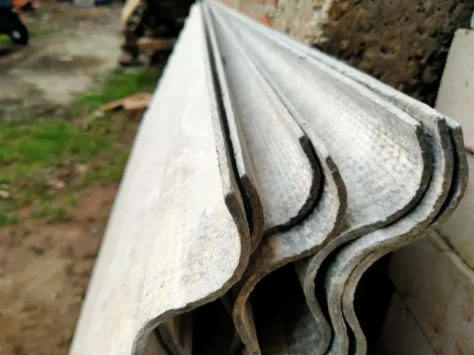 Eternitová střecha na staré kůlně může představovat velké zdravotní riziko