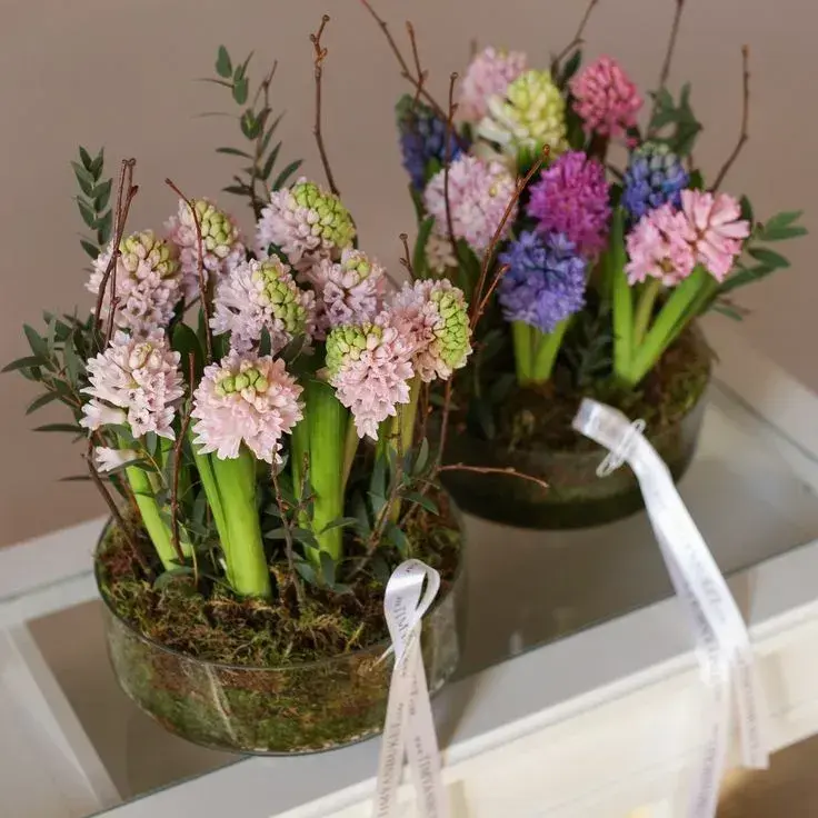 Jarní květinové dekorace do sklenice
