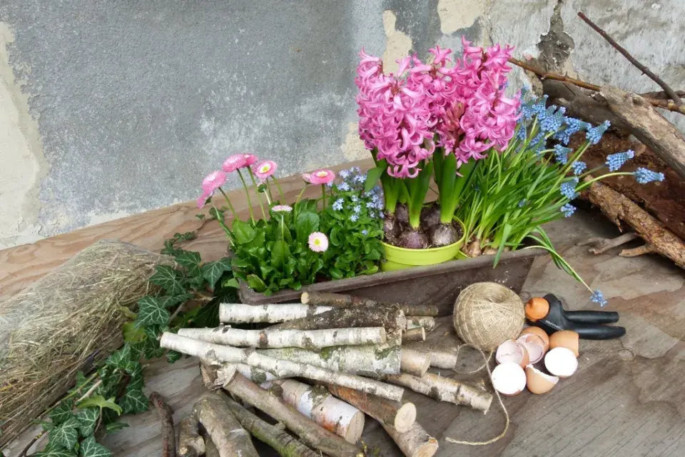 Velikonoční dekorace, truhlík