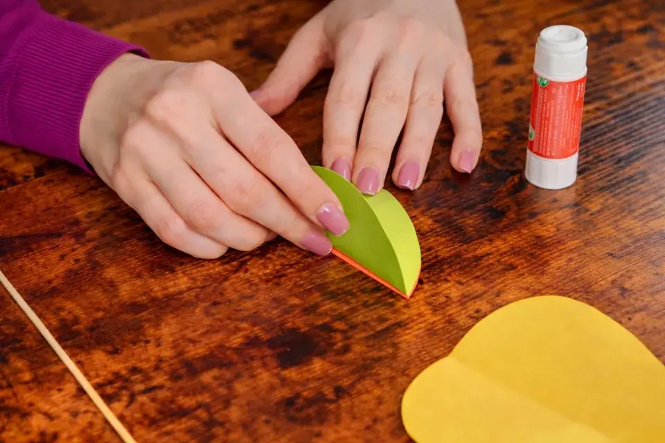 Velikonoční vejce z papíru jako dekorativní zápichy do květináčů