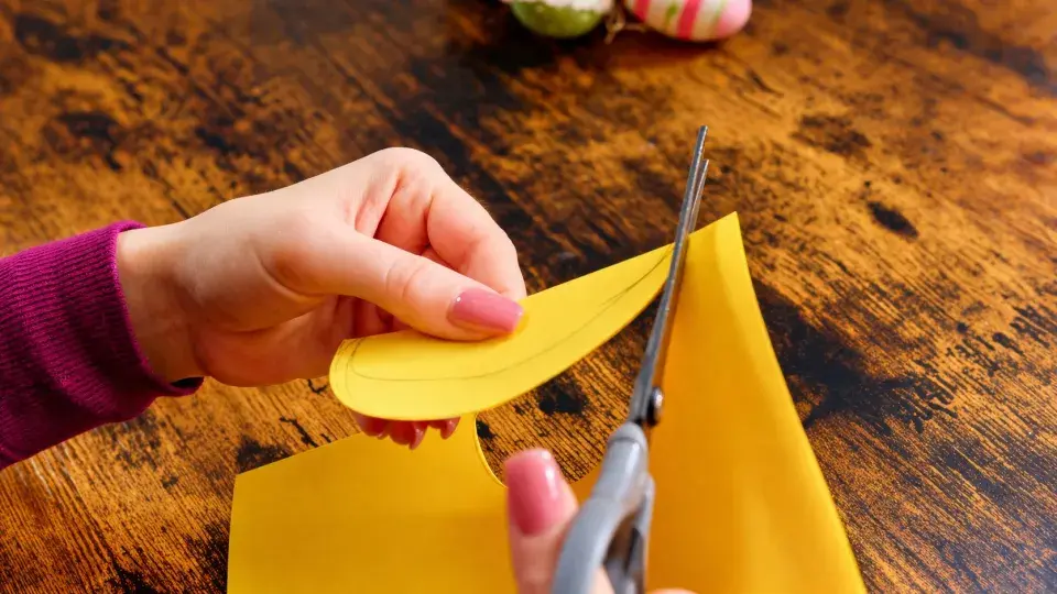 Velikonoční vejce z papíru jako dekorativní zápichy do květináčů