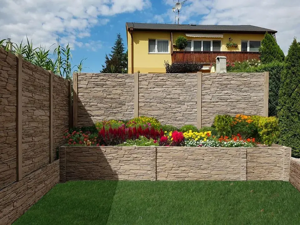 Výška plotu v praxi: kdy ještě chrání soukromí a kdy už škodí sousedům