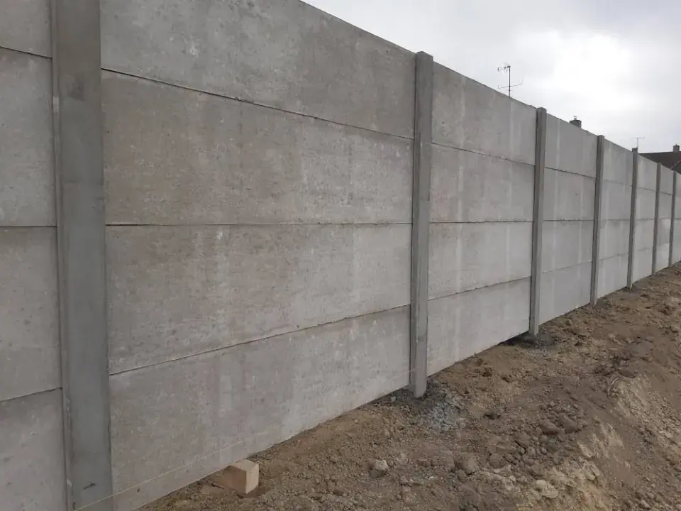 Výška plotu v praxi: kdy ještě chrání soukromí a kdy už škodí sousedům