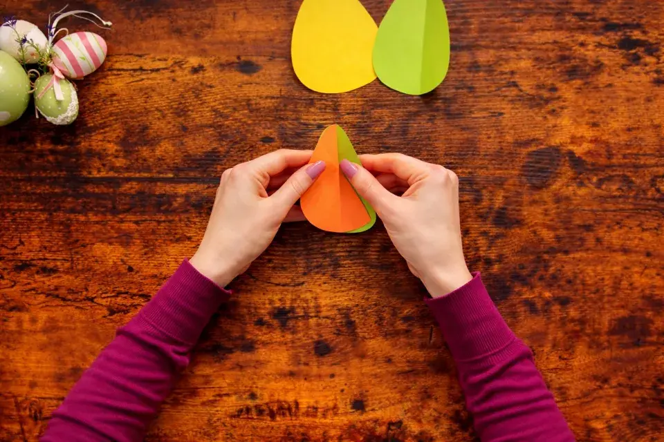 Velikonoční vejce z papíru jako dekorativní zápichy do květináčů