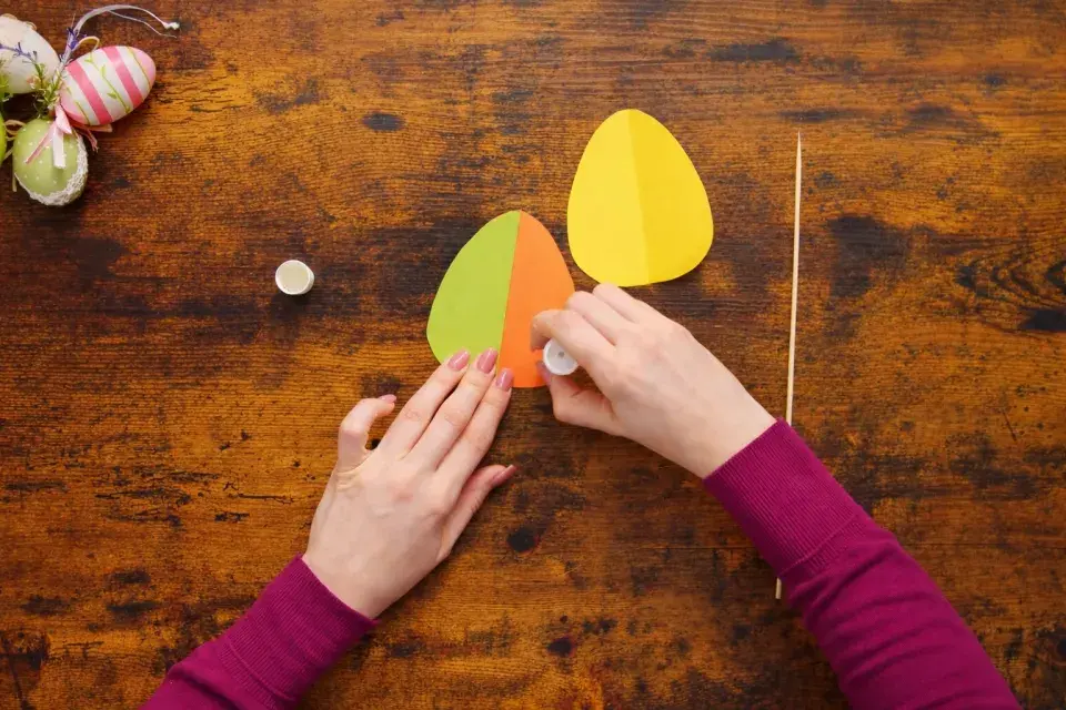 Velikonoční vejce z papíru jako dekorativní zápichy do květináčů