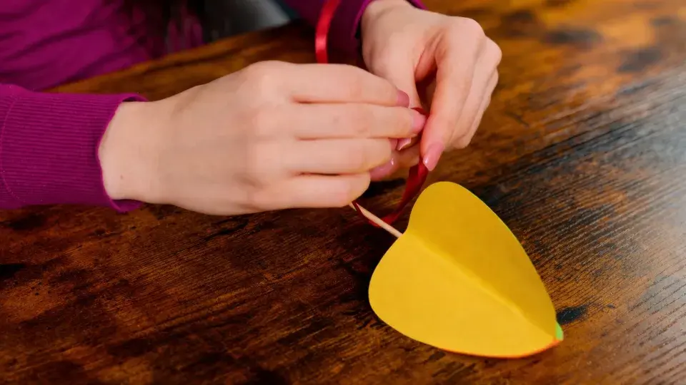 Velikonoční vejce z papíru jako dekorativní zápichy do květináčů