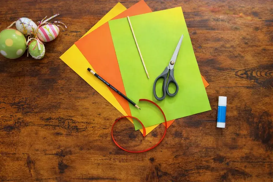 Velikonoční vejce z papíru jako dekorativní zápichy do květináčů