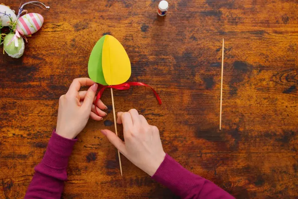 Velikonoční vejce z papíru jako dekorativní zápichy do květináčů