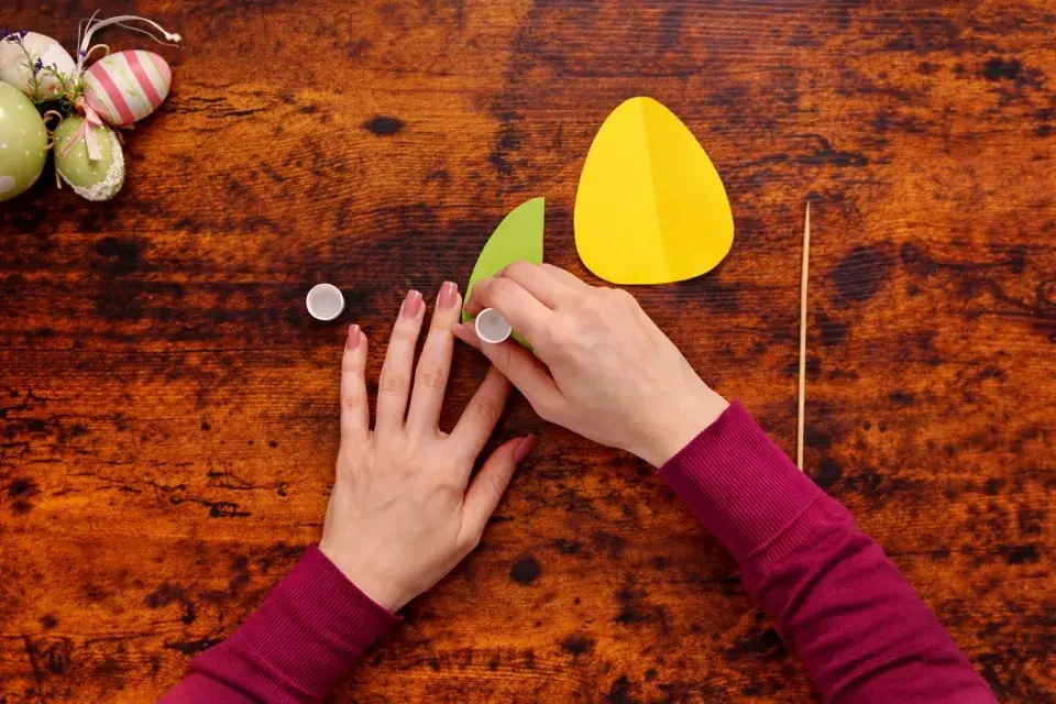 Velikonoční vejce z papíru jako dekorativní zápichy do květináčů