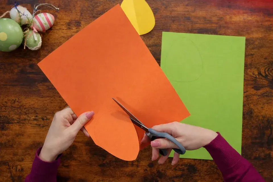 Velikonoční vejce z papíru jako dekorativní zápichy do květináčů