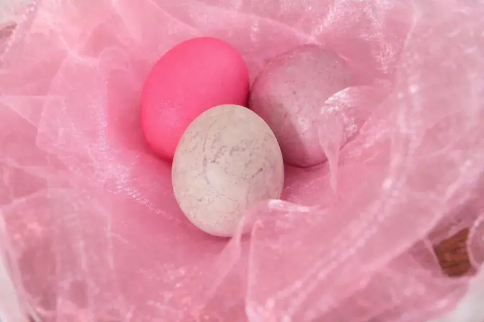  Jak zabodovat u koledníků? Luxusním mramorováním a krystalickými efekty velikonočních vajec v lambruscu