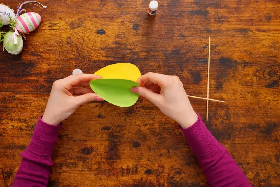 Velikonoční vejce z papíru jako dekorativní zápichy do květináčů