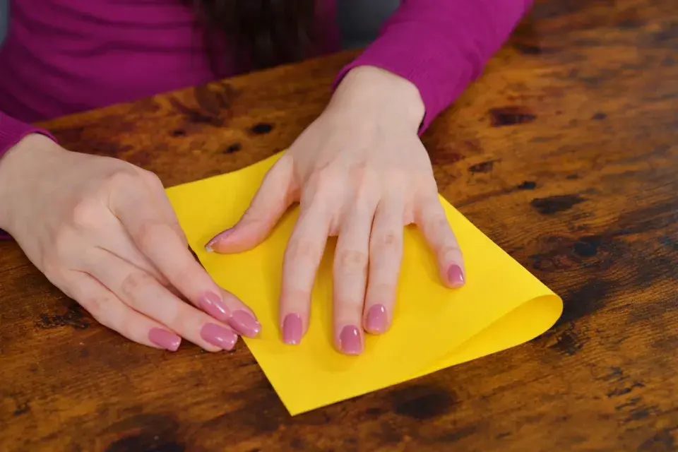 Velikonoční vejce z papíru jako dekorativní zápichy do květináčů