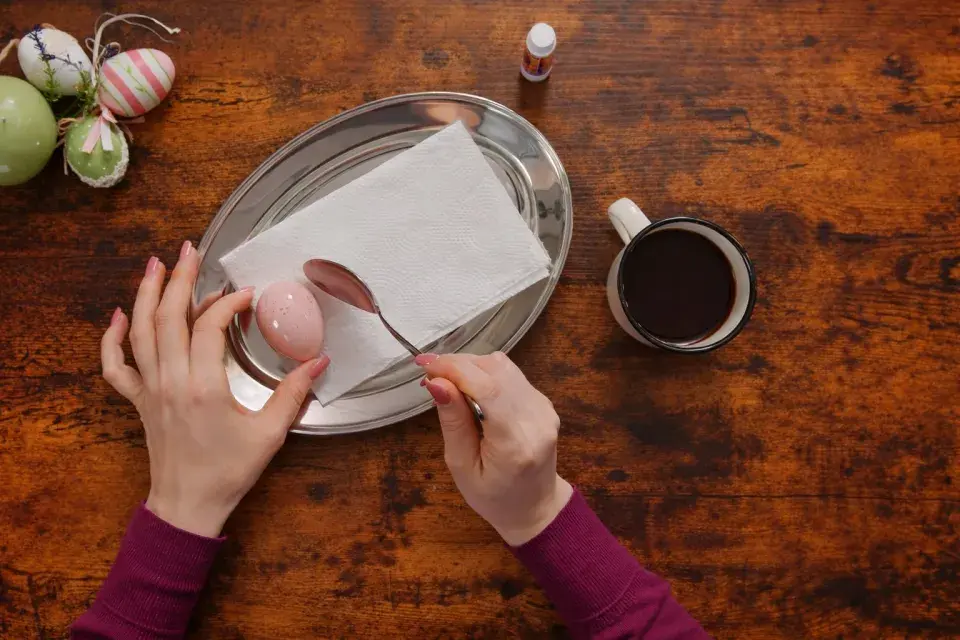  Jak zabodovat u koledníků? Luxusním mramorováním a krystalickými efekty velikonočních vajec v lambruscu