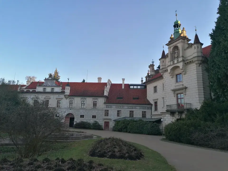 Velké nádvoří zámku