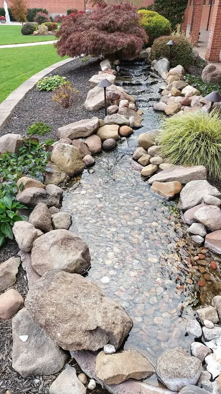 Umělý potůček v zahradě