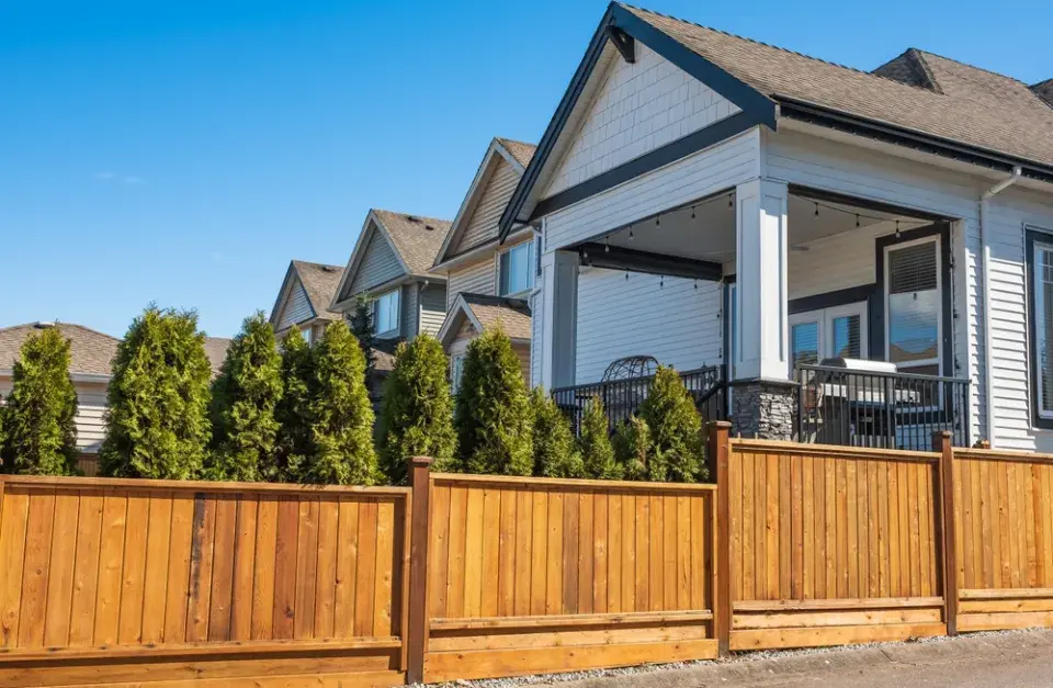 Výška plotu v praxi: kdy ještě chrání soukromí a kdy už škodí sousedům