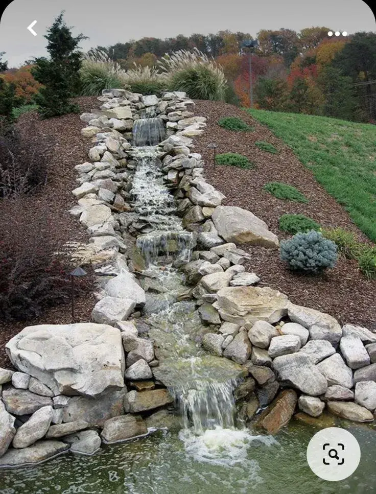 Umělý potůček v zahradě