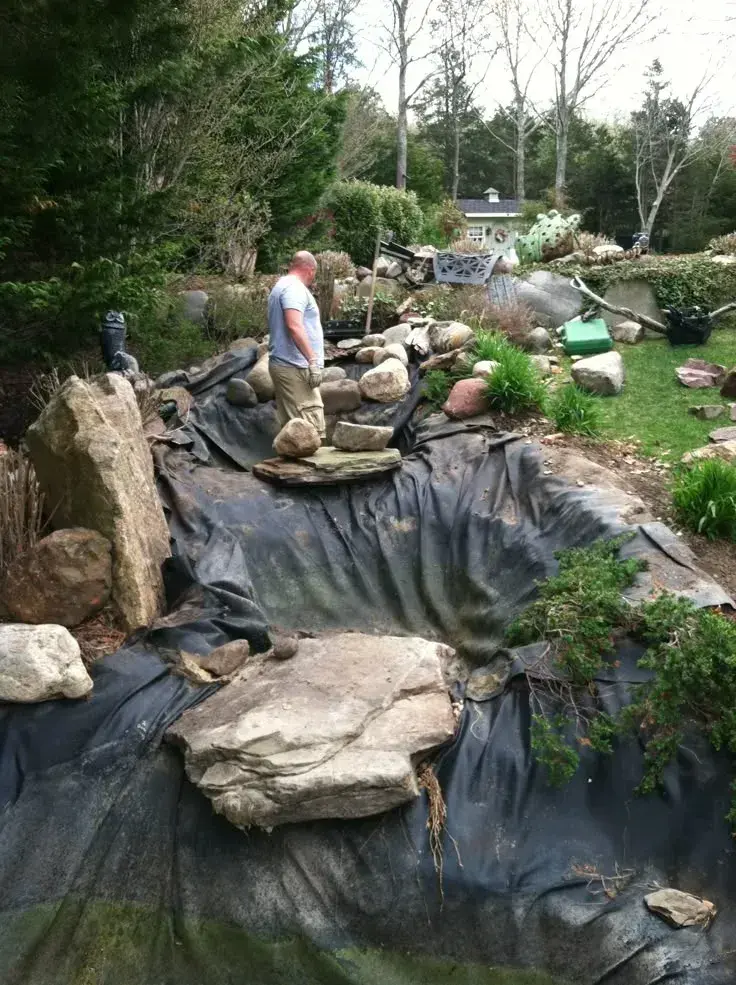 Umělý potůček v zahradě