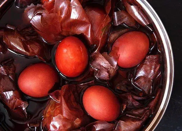 Jak zabodovat u koledníků? Luxusním mramorováním a krystalickými efekty velikonočních vajec v lambruscu