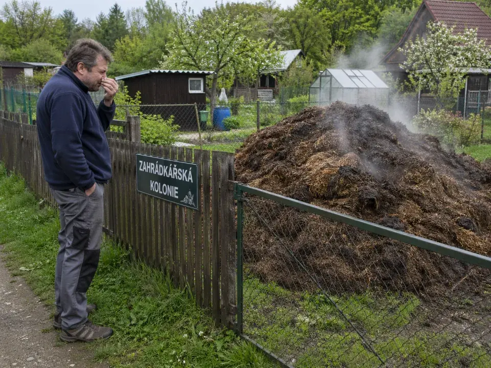 Zahrádkářská kolonie: Každodenní realita mezi záhony a ploty