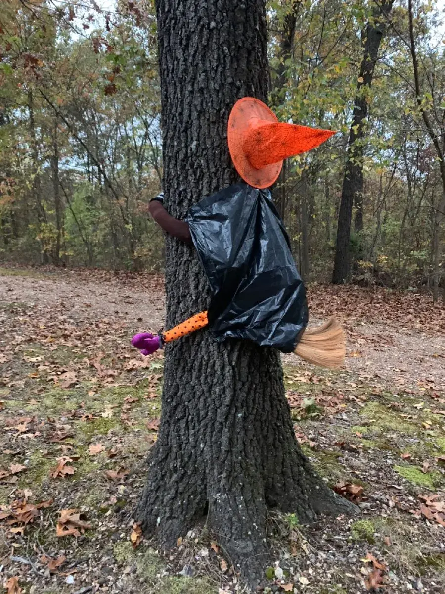 Čarodějnice a dekorace promění vaši zahradu v kouzelné místo