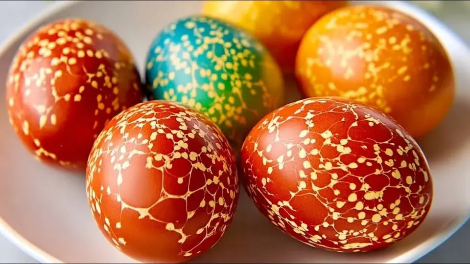 Jak zabodovat u koledníků? Luxusním mramorováním a krystalickými efekty velikonočních vajec v lambruscu