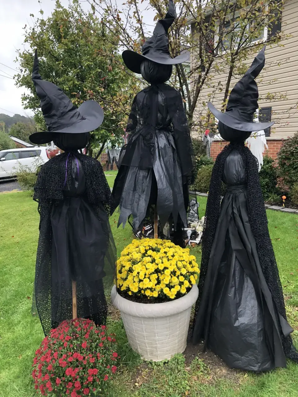Čarodějnice a dekorace promění vaši zahradu v kouzelné místo
